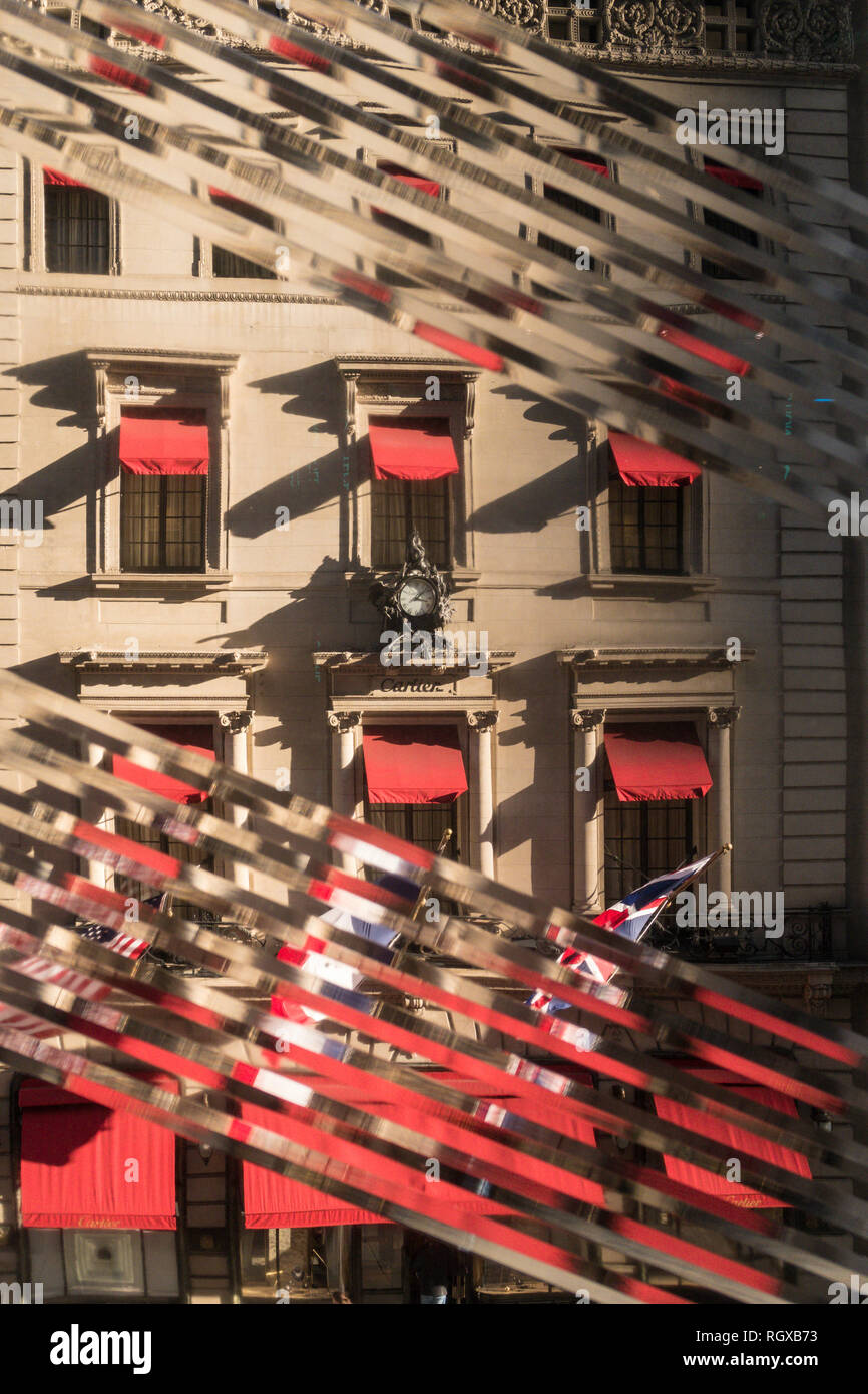 Cartier Mansion sur la Cinquième Avenue est vu à travers la fenêtre de verre ondulé en diagonale de la Nike Flagship store, New York City, USA Banque D'Images