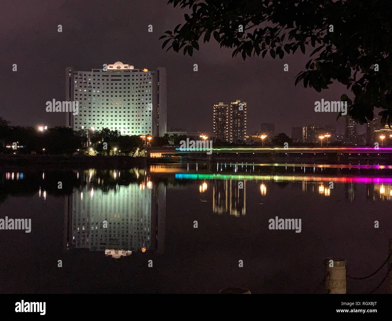 Réflexion gratte-ciel coloré (Kelson Burns) en Chine Banque D'Images