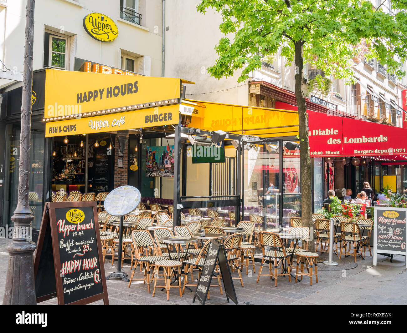 Paris, le 5 mai : Vue extérieure d'un restaurant avec des tables et des chaises en plein air le 5 mai 2018 à Paris, France Banque D'Images