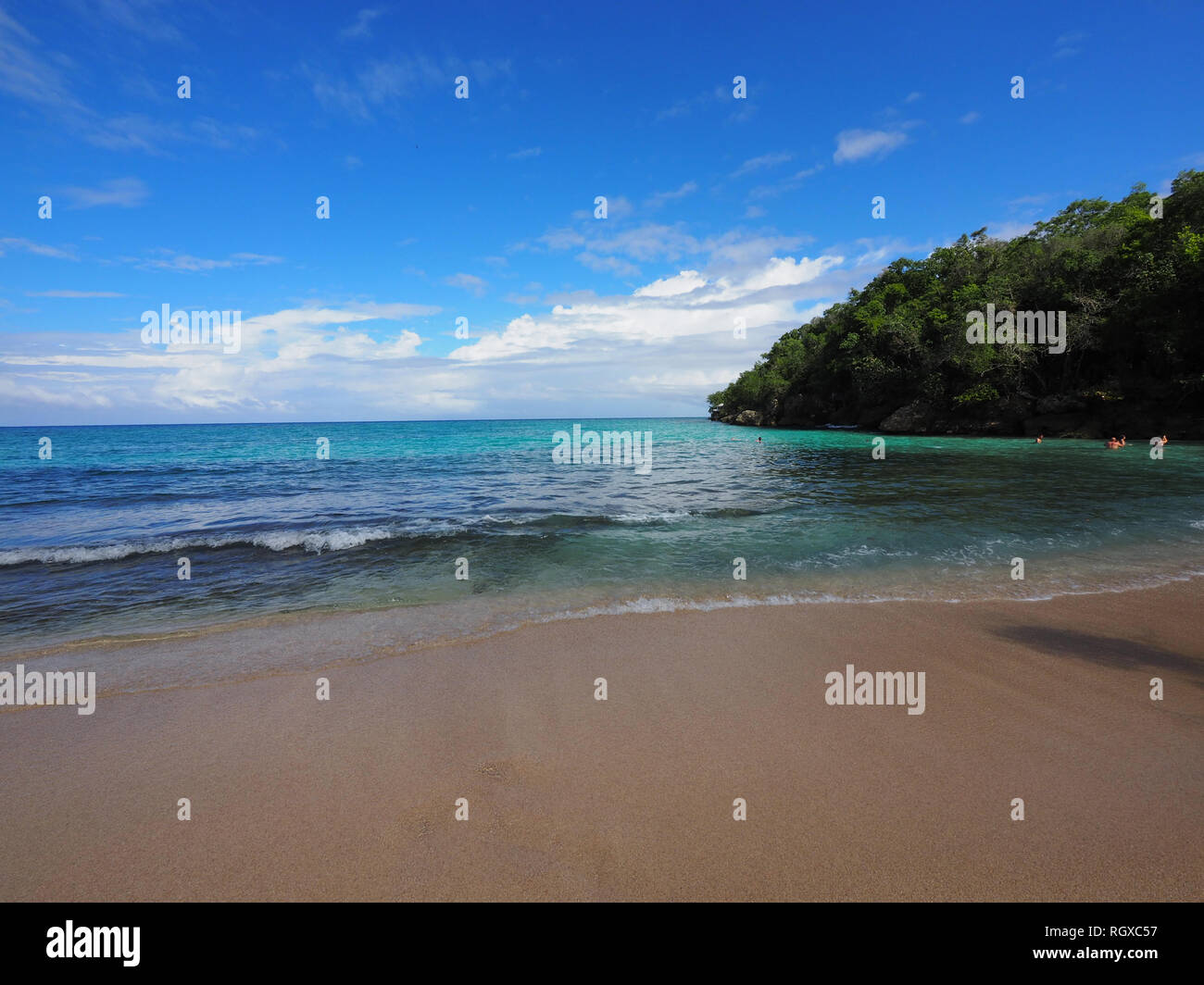 Wacthing les marées au Bamboo Beach, en Jamaïque, Caraïbes Banque D'Images