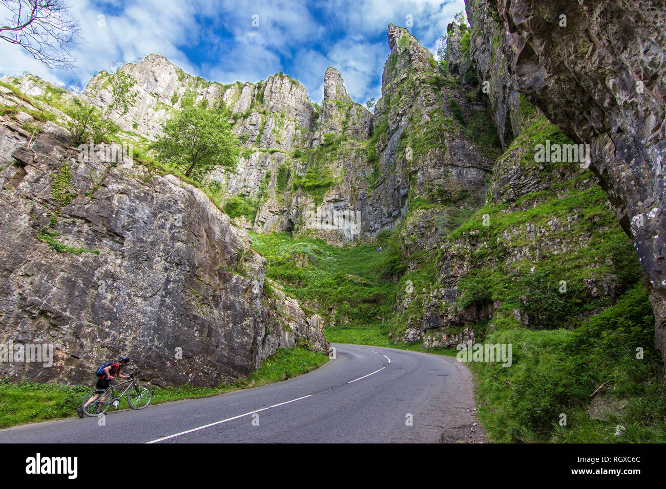 L'étonnant murs escarpés de Cheddar Gorge intérieur Mendip Hills est une gorge de calcaire sur un paysage naturel idyllique. Le terrain accidenté pour profiter de la nature Banque D'Images