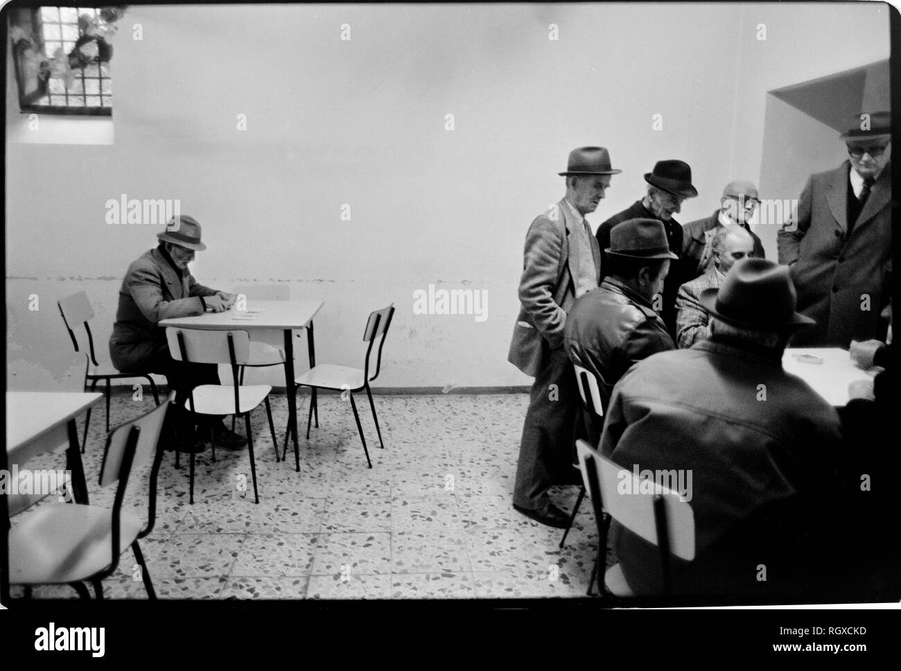 Casole d'Elsa, Toscane, Italie. 1990. Numérisé en 2019 street cafe bar et la vie dans le petit village perché de Casole d'Elsa en Toscane Italie, vieux paysans se réunissent pour jouer aux cartes le soir en arrière-salle de bar local. Banque D'Images