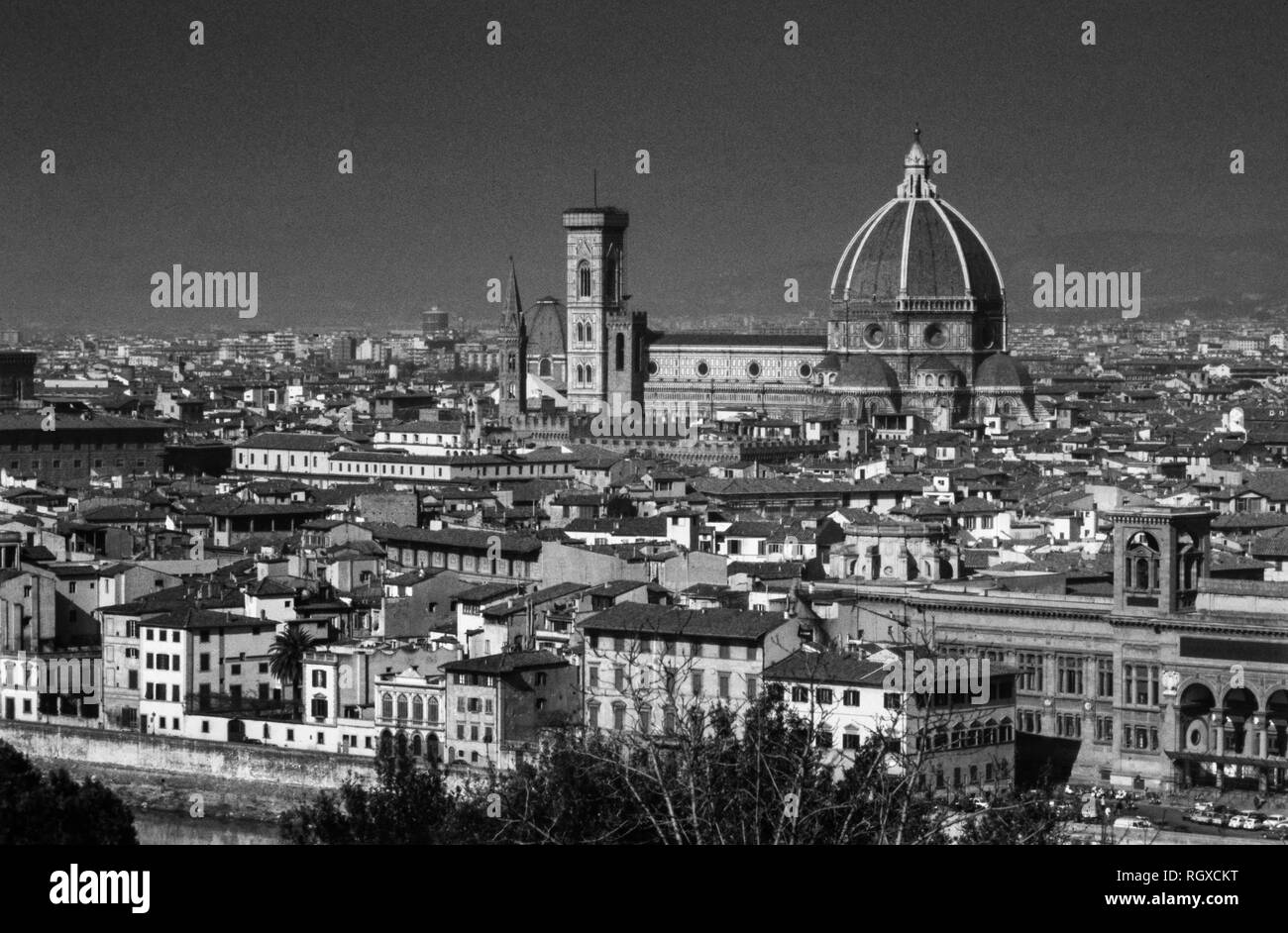Duomo Florence Toscane Italie. La cathédrale de Florence 2000, officiellement la Cattedrale di Santa Maria del Fiore ('Cathédrale de Sainte Marie de la fleur'), est la cathédrale de Florence, Italie (Italien : Duomo di Firenze). Il a été commencé en 1296 dans le style gothique à une conception d'Arnolfo di Cambio et était structurellement rempli par 1436, avec le Dôme conçu par Filippo Brunelleschi. Banque D'Images