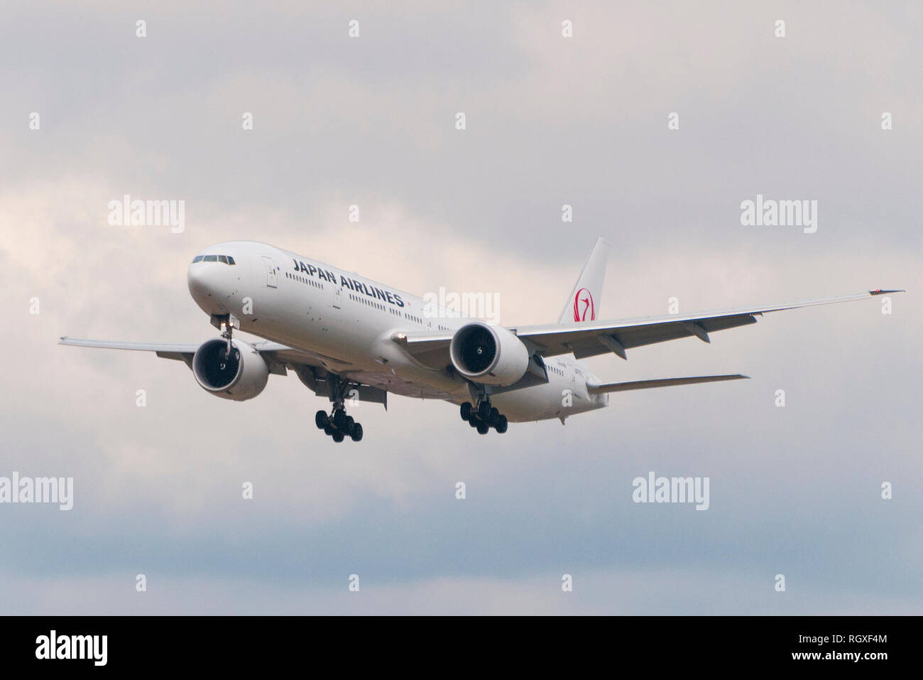Londres, UK - 6 août 2013 - Un avion de la compagnie aérienne japonaise atterrit à l'aéroport d'Heathrow à Londres Banque D'Images