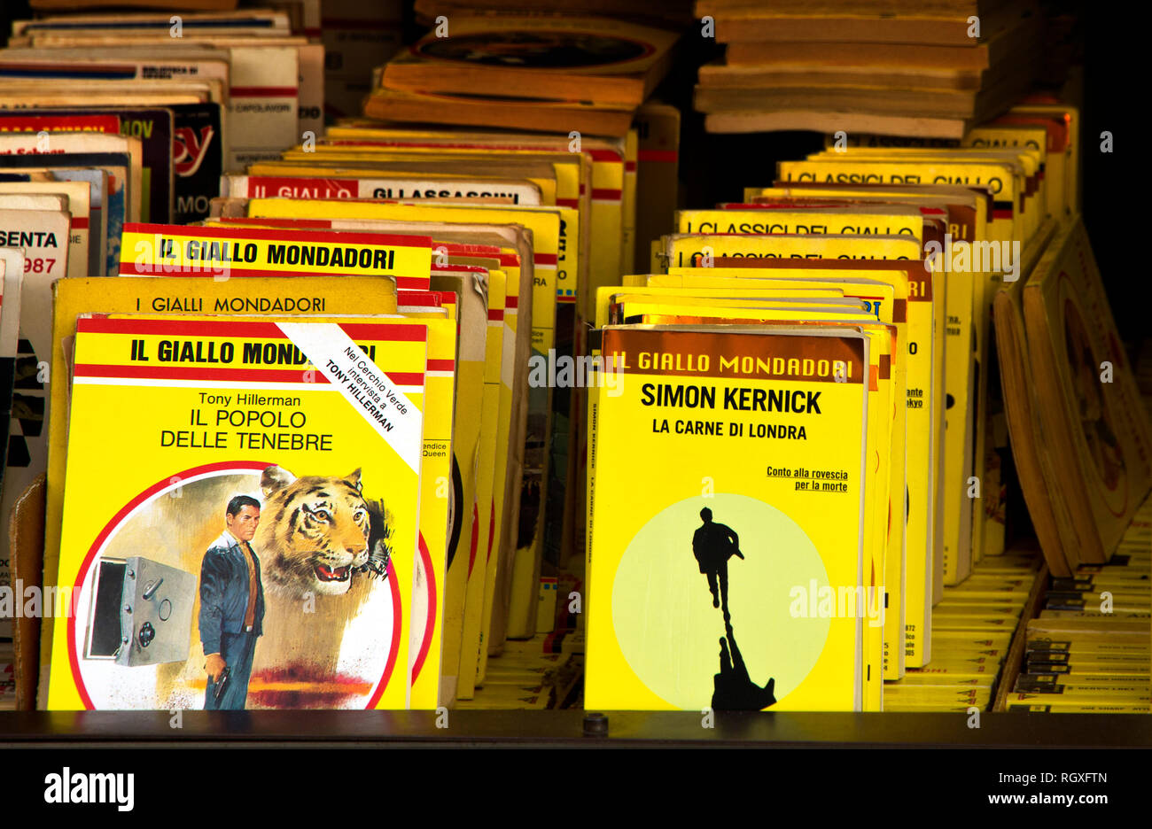 Vieux et utilisé 'Giallo' (thriller) livres en vente sur un stand dans un marché de rue. Banque D'Images
