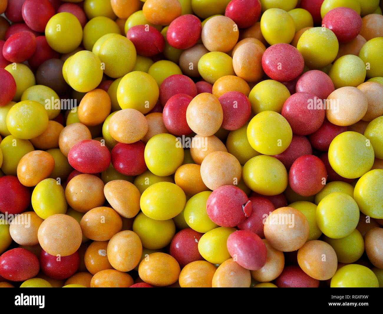 L'arrière-plan. L'alimentation. Boules minuscules multicolores plein de chocolat. Banque D'Images