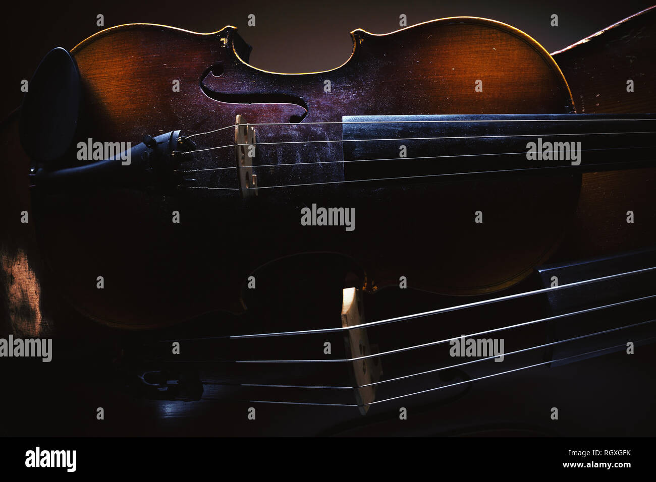 Détails de l'ancien violon et violoncelle, accentué de formes et de textures. Banque D'Images