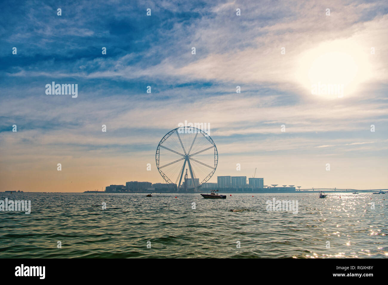 Grande roue à Dubaï, Émirats arabes unis, du bleu de la mer. Seascape, Skyline, paysage urbain. La roue d'observation, monument, nonbuilding structure. Concept de divertissement Divertissement Banque D'Images