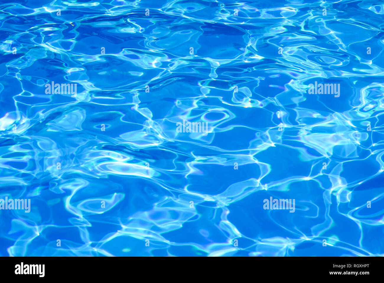 L’eau dans une piscine Banque D'Images
