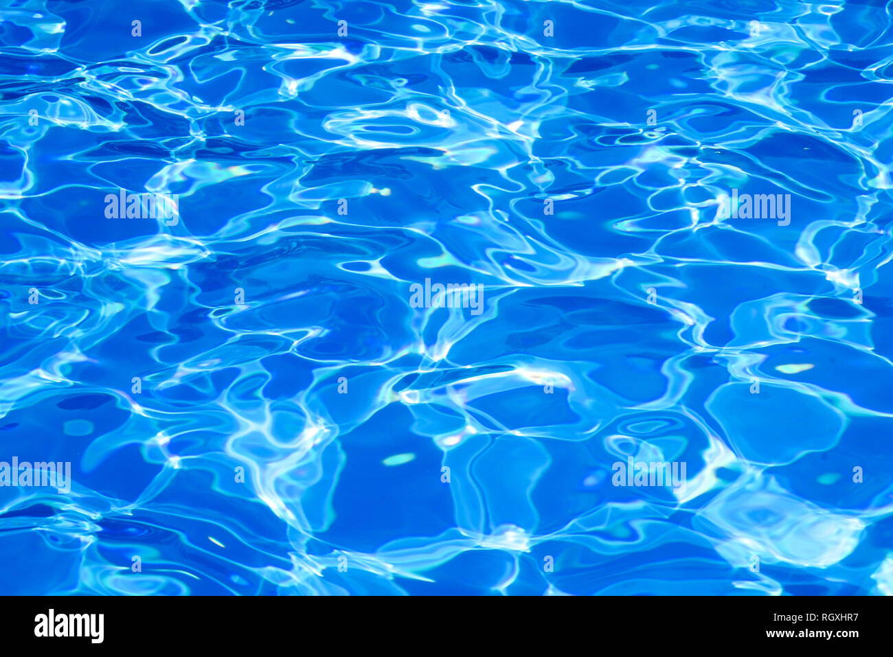 L’eau dans une piscine Banque D'Images