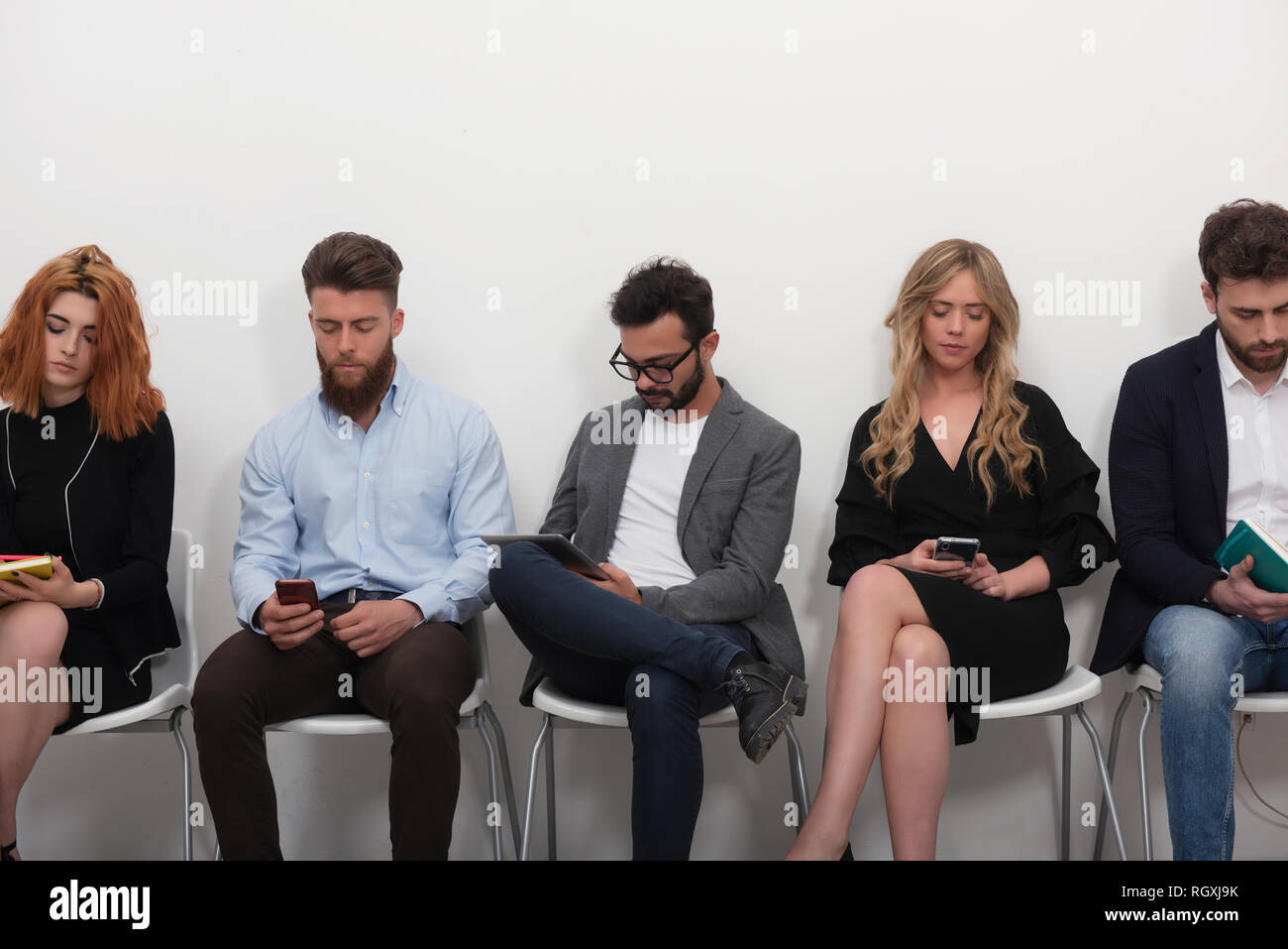 Les gens d'affaires branché sur le réseau internet avec ordinateur portable et tablette. concept de compagnie de démarrage Banque D'Images