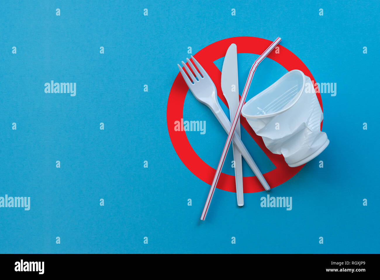 Seule la table en plastique blanc sur un fond bleu comme un symbole de la pollution de l'environnement. Interdire un usage unique en matière plastique. Banque D'Images