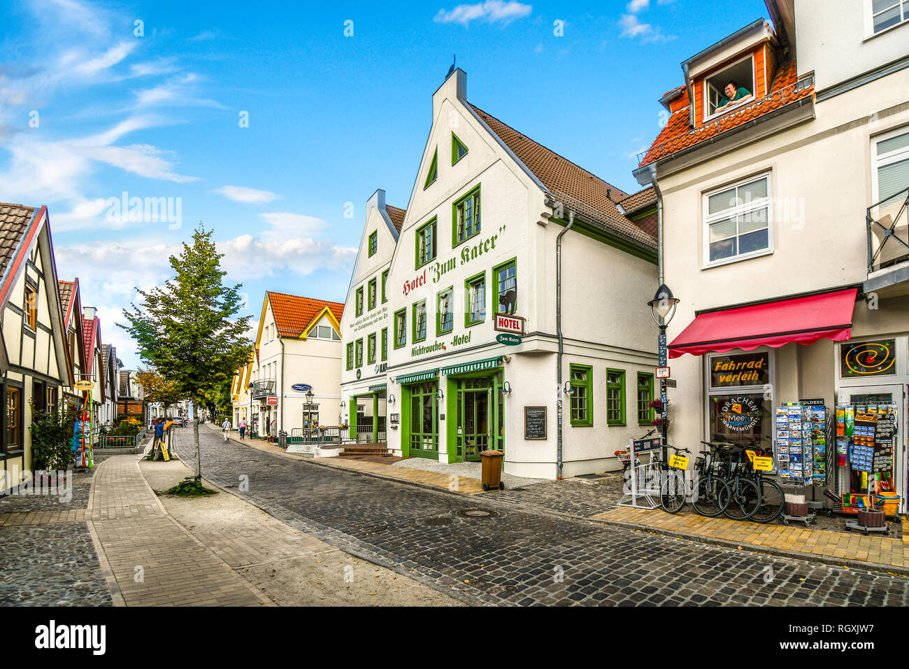 La pittoresque ville côtière de l'Allemagne de Warnemunde, avec ses boutiques pittoresques et ses rues pavées se trouve sur le bord nord de l'Allemagne sur la mer Baltique. Banque D'Images