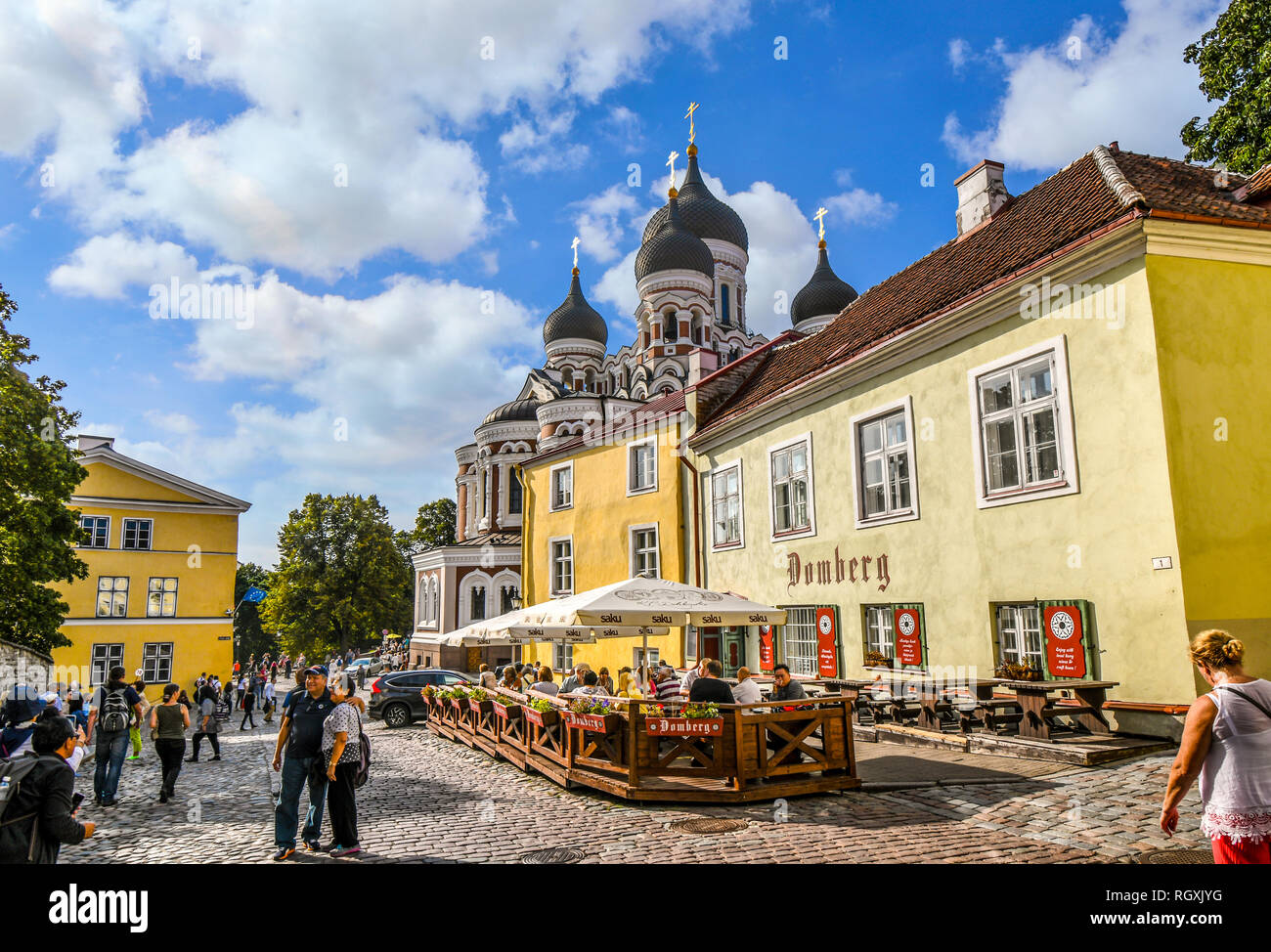 Les touristes boutique, poser pour des photos et manger dans un café-terrasse sur la colline de Toompea à côté de la Cathédrale Orthodoxe Russe un jour d'été à Tallinn Estonie Banque D'Images