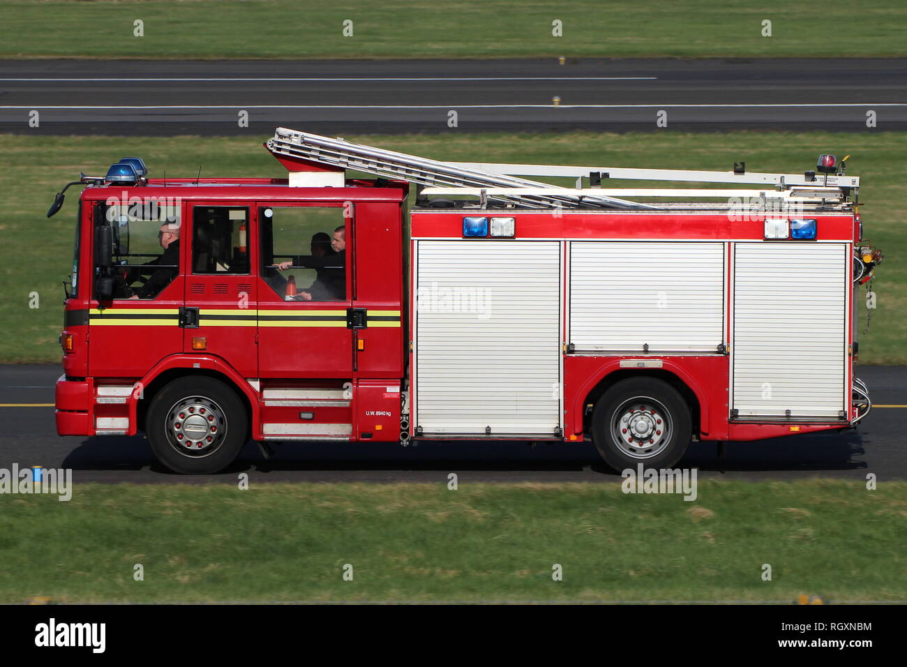 P270 EON, un Dennis Sabre XG exploité par le Service d'incendie de l'aéroport de Prestwick, lors d'un appel de routine à l'aéroport. Banque D'Images