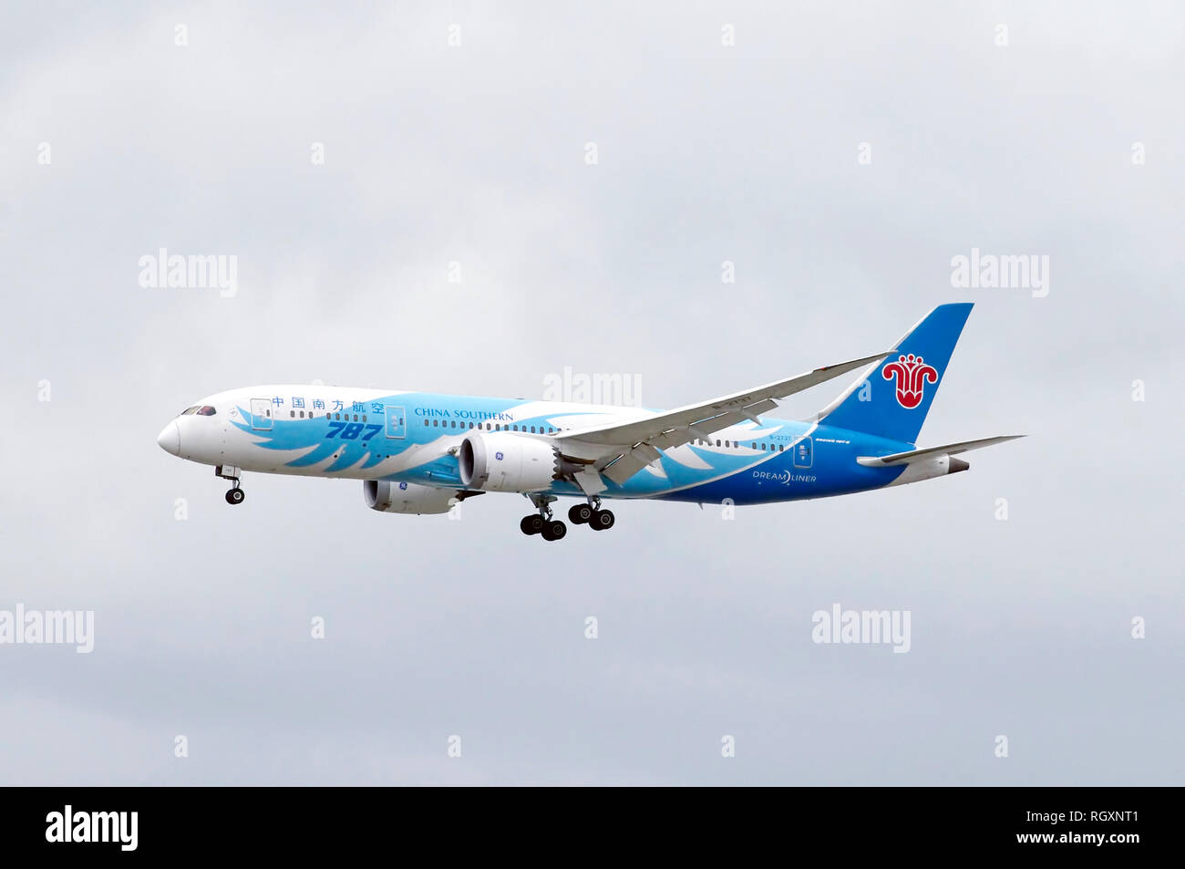 787-8 Dreamliner un China Southern (B-2788) wide body vol d'un avion dans l'Aéroport International de Vancouver avec roues d'atterrissage bas prêt pour l'atterrissage. Banque D'Images