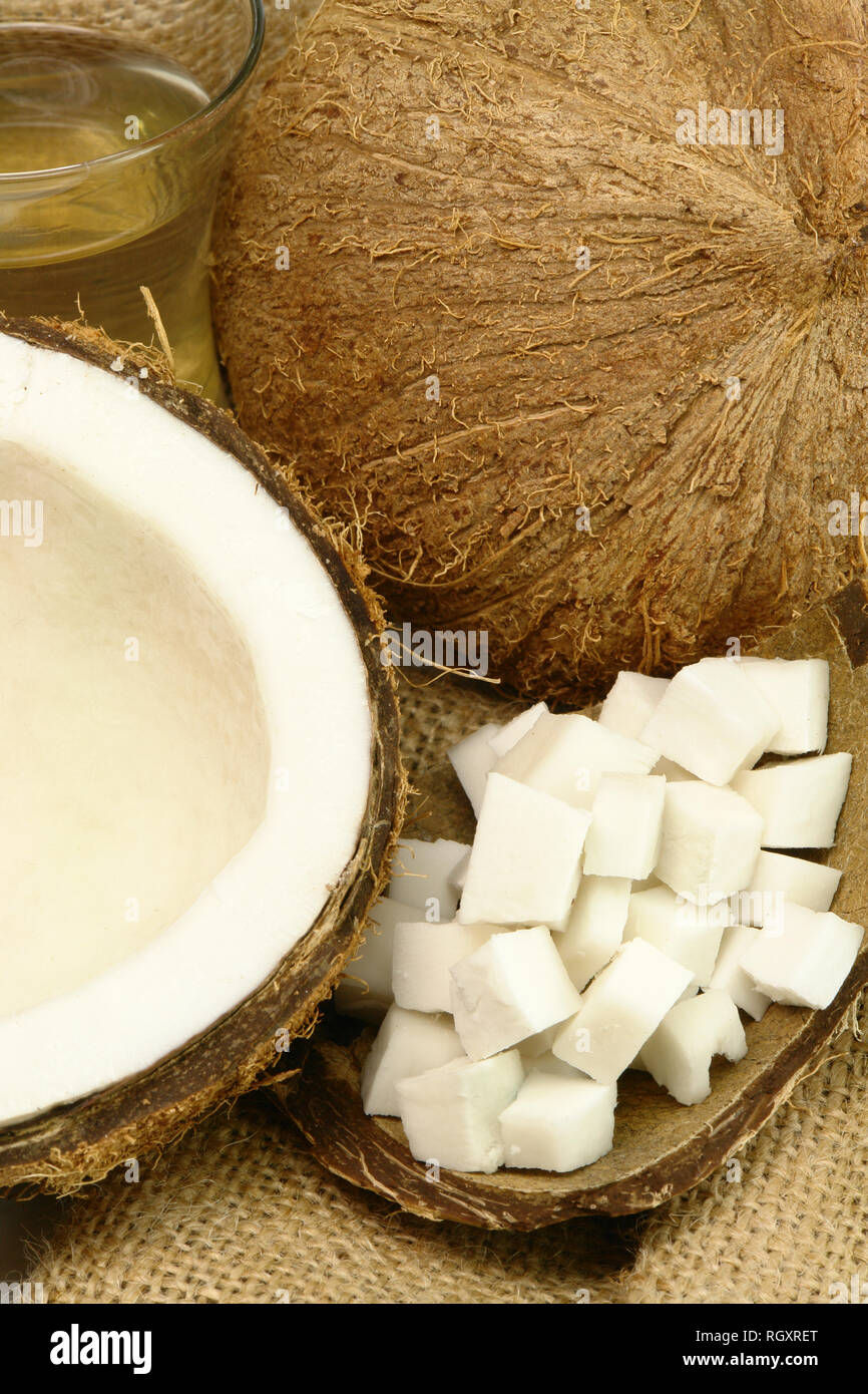 Noix de coco avec le jus frais fendu Banque D'Images