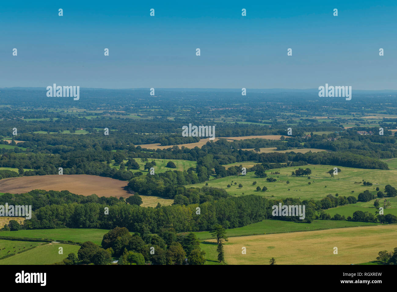 Vue sur les champs verdoyants et la campagne depuis le périphérique de Chanchtonbury, West Sussex, Royaume-Uni. Banque D'Images