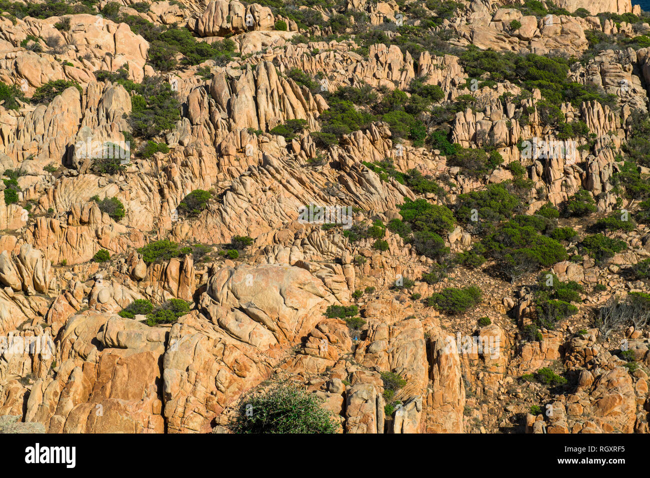Vue sur les formations rocheuses et la géologie de l'île de Maddalena, Sardaigne, Italie. Banque D'Images