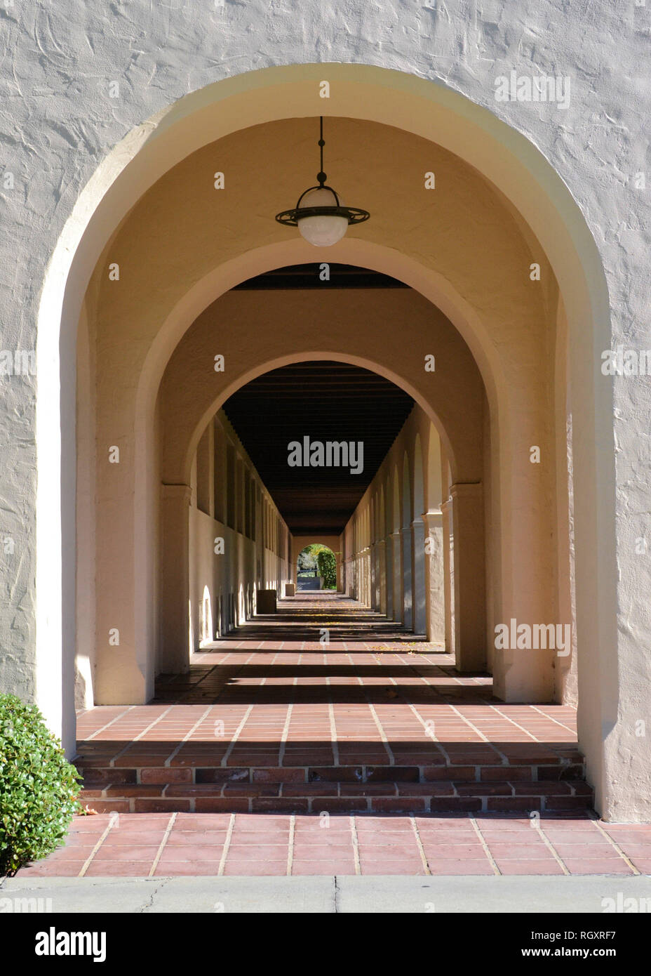 Passage voûté sur le campus de l'Institut de technologie de Californie, Pasadena, Californie, USA ; Caltech avec arches. Banque D'Images