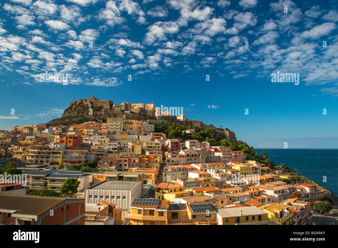 Vue sur la ville de Castelsardo en Sardaigne, Italie, avec la mer Méditerranée en arrière-plan. Banque D'Images