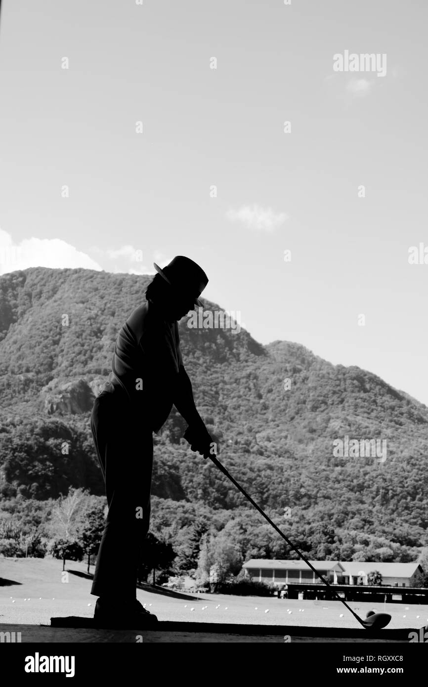 Golfeur sur Driving Range avec randonnée en Suisse. Banque D'Images