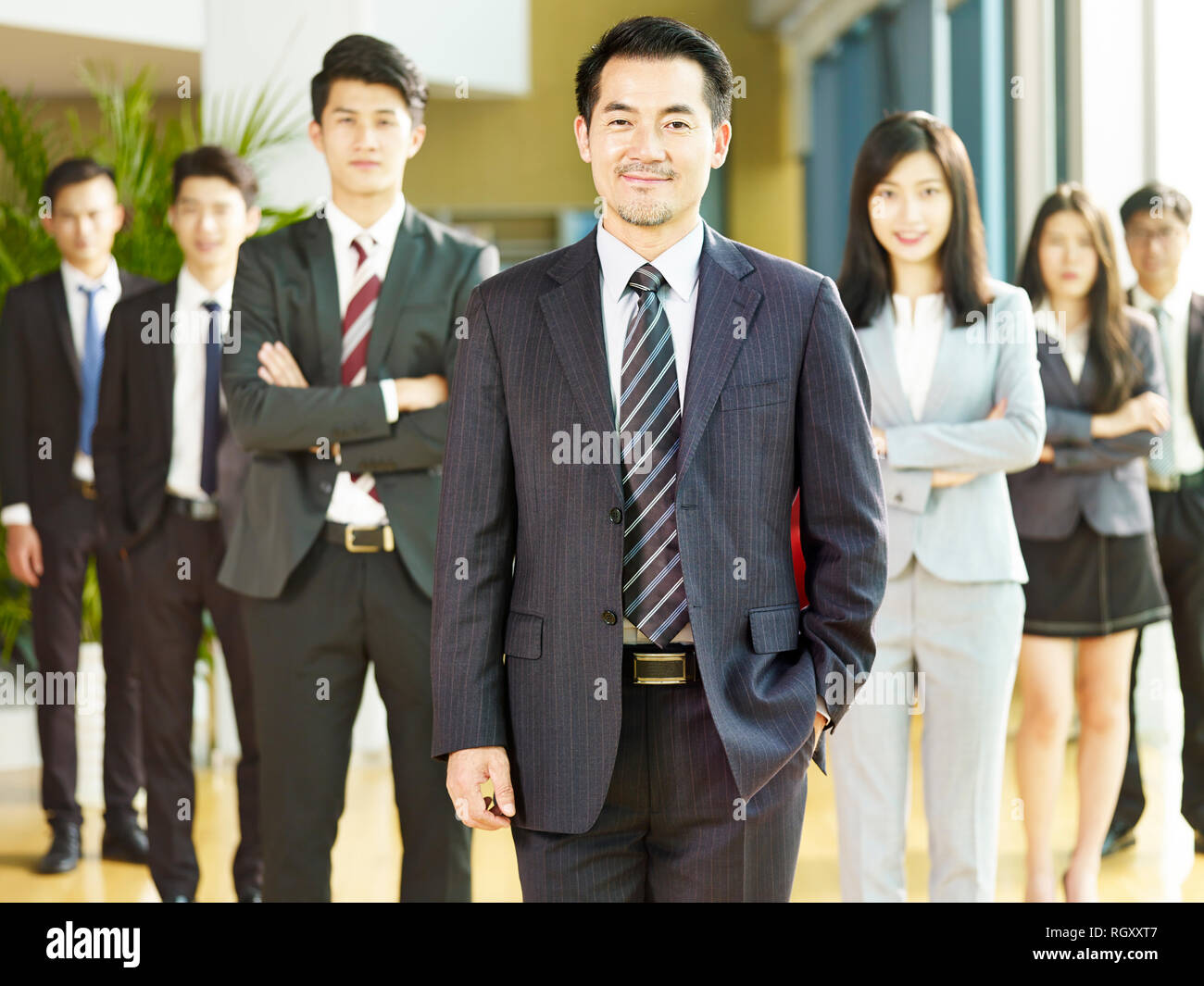 Portrait d'une équipe d'hommes et de femmes d'affaires et de l'Asie, en souriant. Banque D'Images