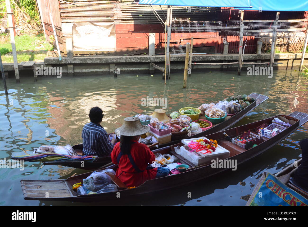 ,Thaïlande RATCHABURI- 13 MAI 2017 : Marché flottant de Damnoen Saduak est un endroit très attrayant pour les touristes de voir la manière traditionnelle de vente et l'achat Banque D'Images
