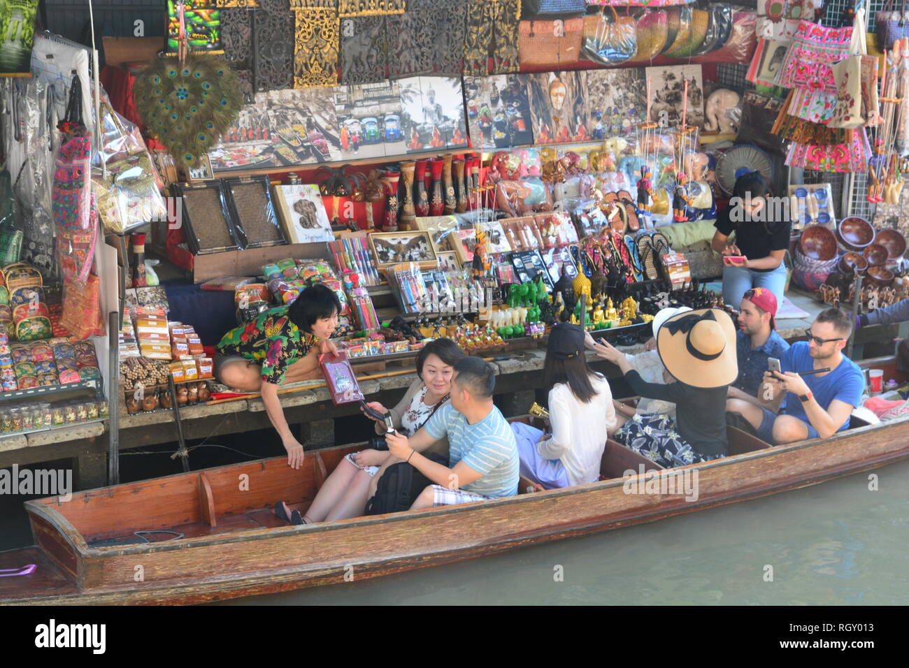 ,Thaïlande RATCHABURI- 13 MAI 2017 : Marché flottant de Damnoen Saduak est un endroit très attrayant pour les touristes de voir la manière traditionnelle de vente et l'achat Banque D'Images