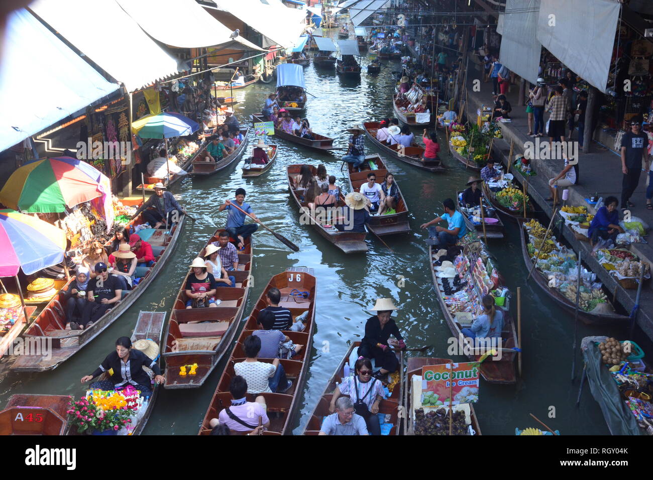,Thaïlande RATCHABURI- 13 MAI 2017 : Marché flottant de Damnoen Saduak est un endroit très attrayant pour les touristes de voir la manière traditionnelle de vente et l'achat Banque D'Images
