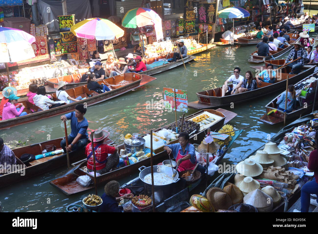 ,Thaïlande RATCHABURI- 13 MAI 2017 : Marché flottant de Damnoen Saduak est un endroit très attrayant pour les touristes de voir la manière traditionnelle de vente et l'achat Banque D'Images