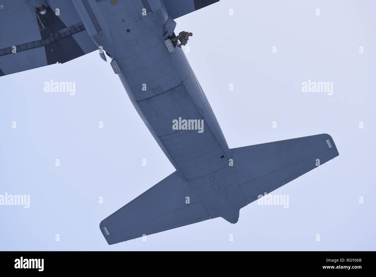 Paratroppers américain avec 173e Brigade aéroportée et les partenaires multinationaux de l'Allemagne, l'Espagne et le Royaume-Uni mener les opérations aéroportées lors de la 7e formation de l'Armée de la commande Zone d'entraînement Grafenwoehr, Allemagne, le 29 janvier 2019. (U.S. Photo de l'armée par Markus Rauchenberger) Banque D'Images