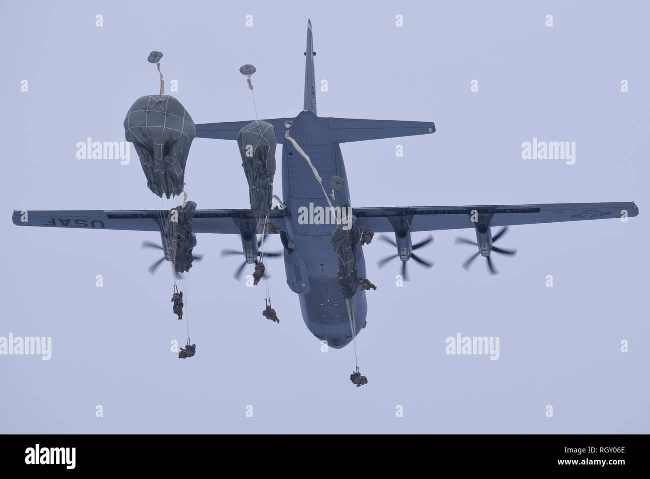 Les parachutistes américains de la 173e Brigade aéroportée et les partenaires multinationaux de l'Allemagne, l'Espagne et le Royaume-Uni mener les opérations aéroportées lors de la 7e formation de l'Armée de la commande Zone d'entraînement Grafenwoehr, Allemagne, le 29 janvier 2019. (U.S. Photo de l'armée par Markus Rauchenberger) Banque D'Images