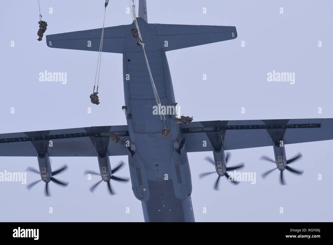 Paratroppers américain avec 173e Brigade aéroportée et les partenaires multinationaux de l'Allemagne, l'Espagne et le Royaume-Uni mener les opérations aéroportées lors de la 7e formation de l'Armée de la commande Zone d'entraînement Grafenwoehr, Allemagne, le 29 janvier 2019. (U.S. Photo de l'armée par Markus Rauchenberger) Banque D'Images