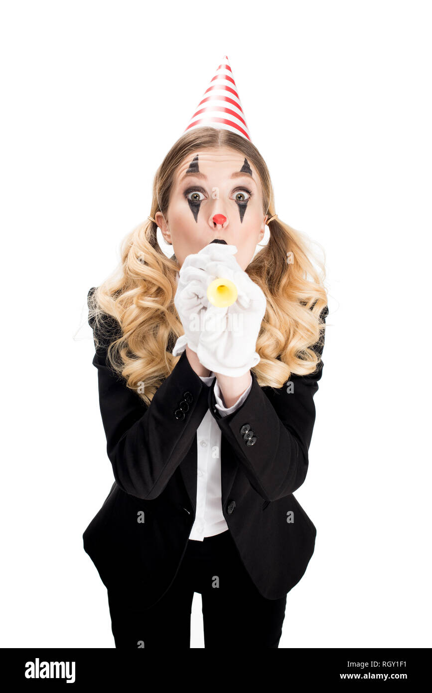 Clown costume féminin en soufflant dans la soufflerie d'anniversaire isolated on white Banque D'Images