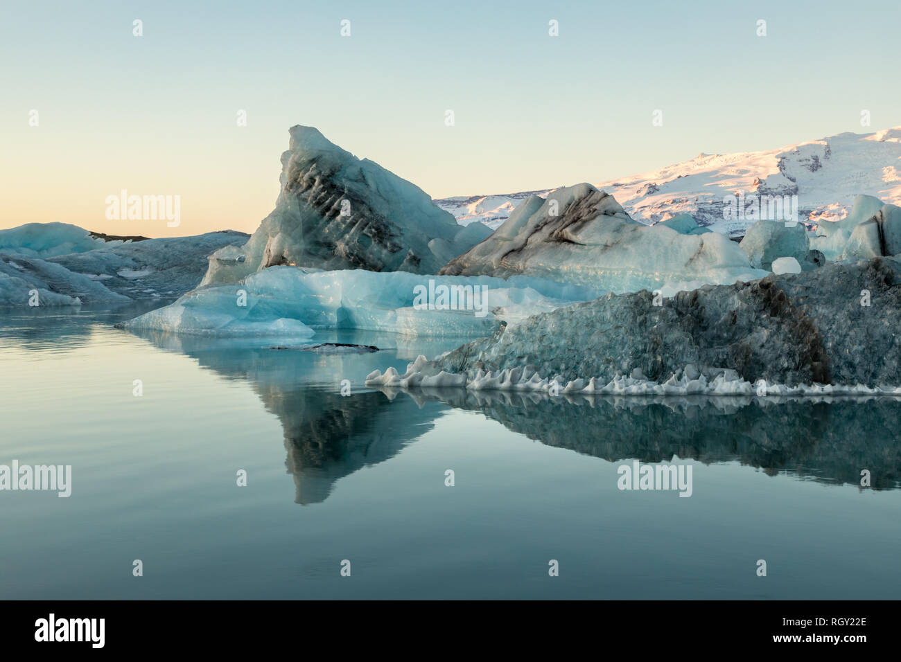 L'Islande, lagon Jökulsárlón avec d'énormes blocs de roches et de glace de glacier bleu en eau calme Banque D'Images