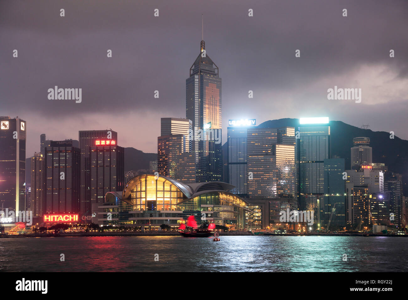 Wan Chai, Jonque Chinoise, Skyline, Victoria Harbour dans la nuit, l'île de Hong Kong, Hong Kong, Chine Asie Banque D'Images