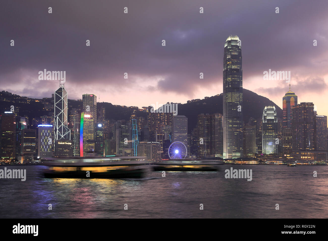 Star Ferry, Skyline, centre financier international (SFI), le port de Victoria, la nuit, l'île de Hong Kong, Hong Kong, Chine Asie Banque D'Images