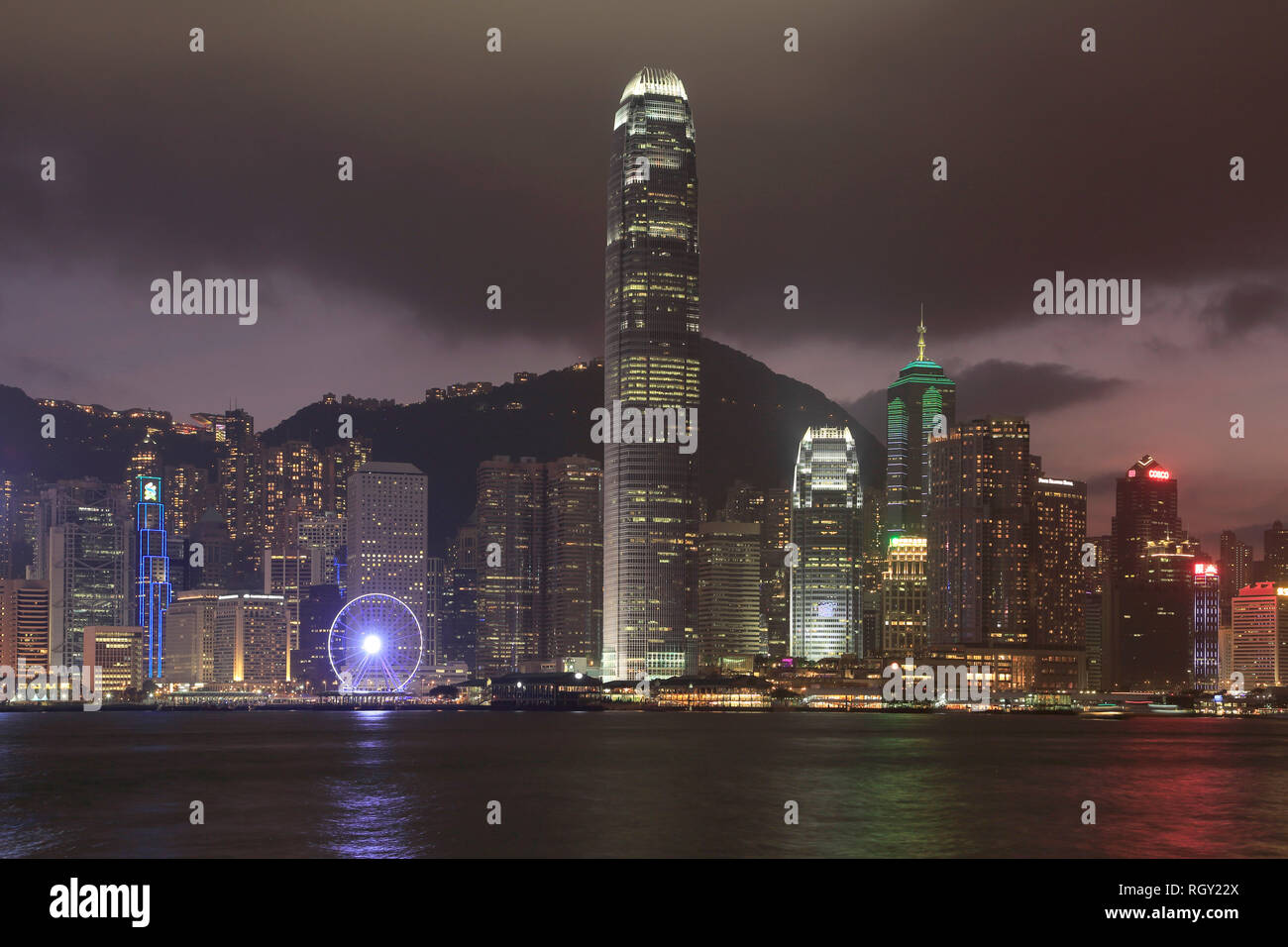 Centre financier international (SFI), Chinese Junk, Skyline, Victoria Harbour dans la nuit, l'île de Hong Kong, Hong Kong, Chine Asie Banque D'Images