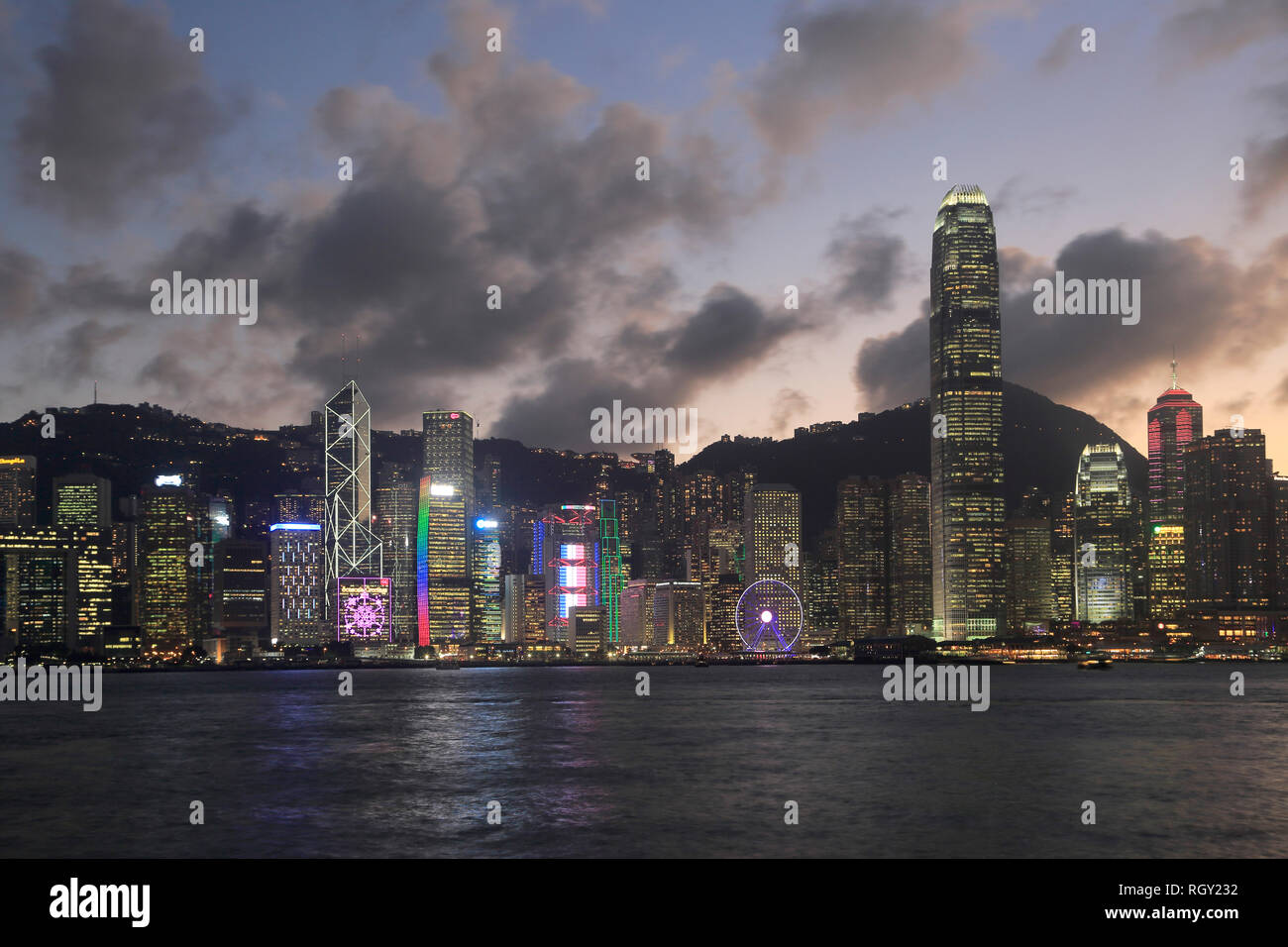 Skyline, Victoria Harbour dans la nuit, l'île de Hong Kong, Hong Kong, Chine Asie Banque D'Images