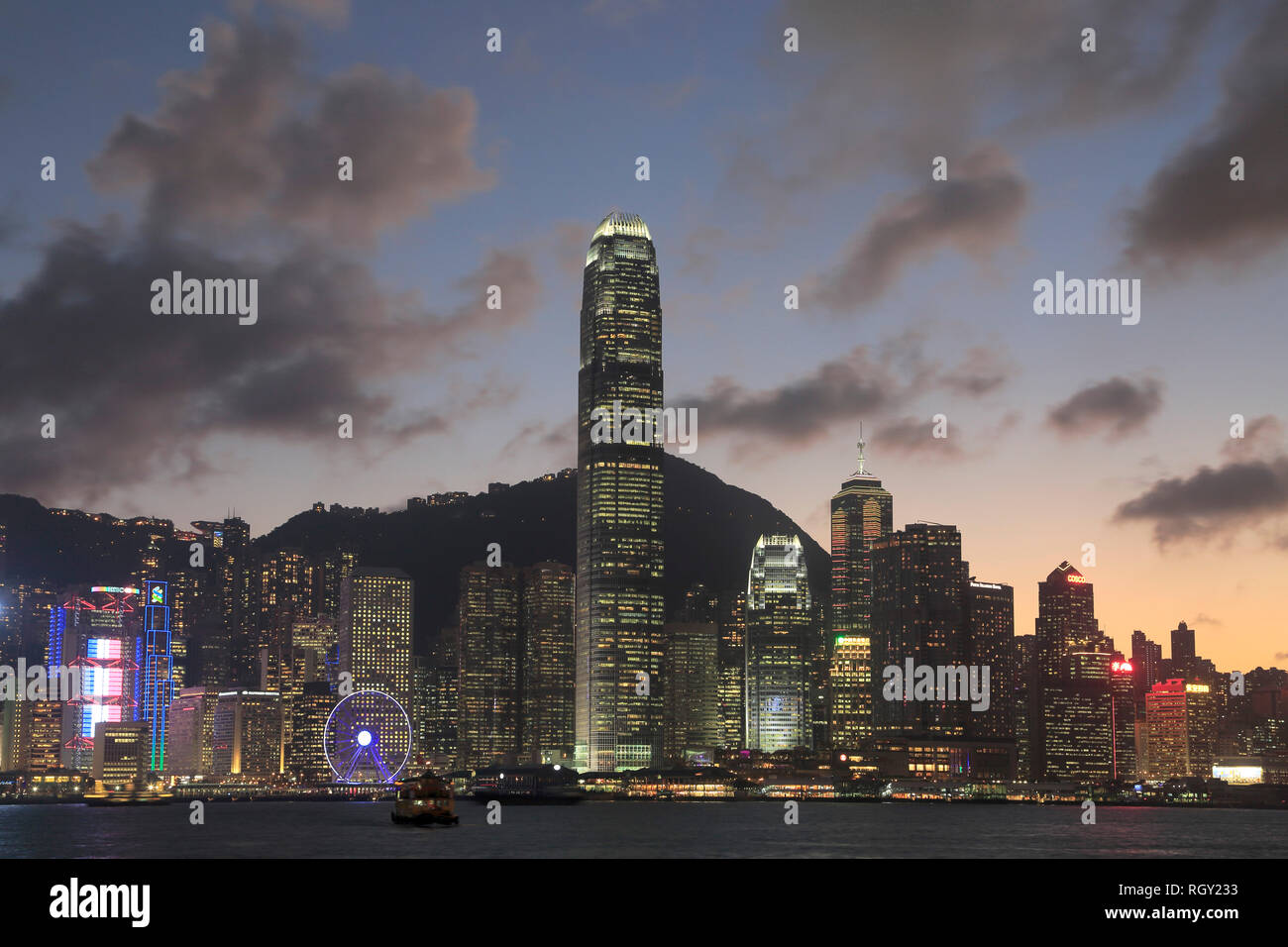 Centre financier international (SFI), Chinese Junk, Skyline, Victoria Harbour dans la nuit, l'île de Hong Kong, Hong Kong, Chine Asie Banque D'Images