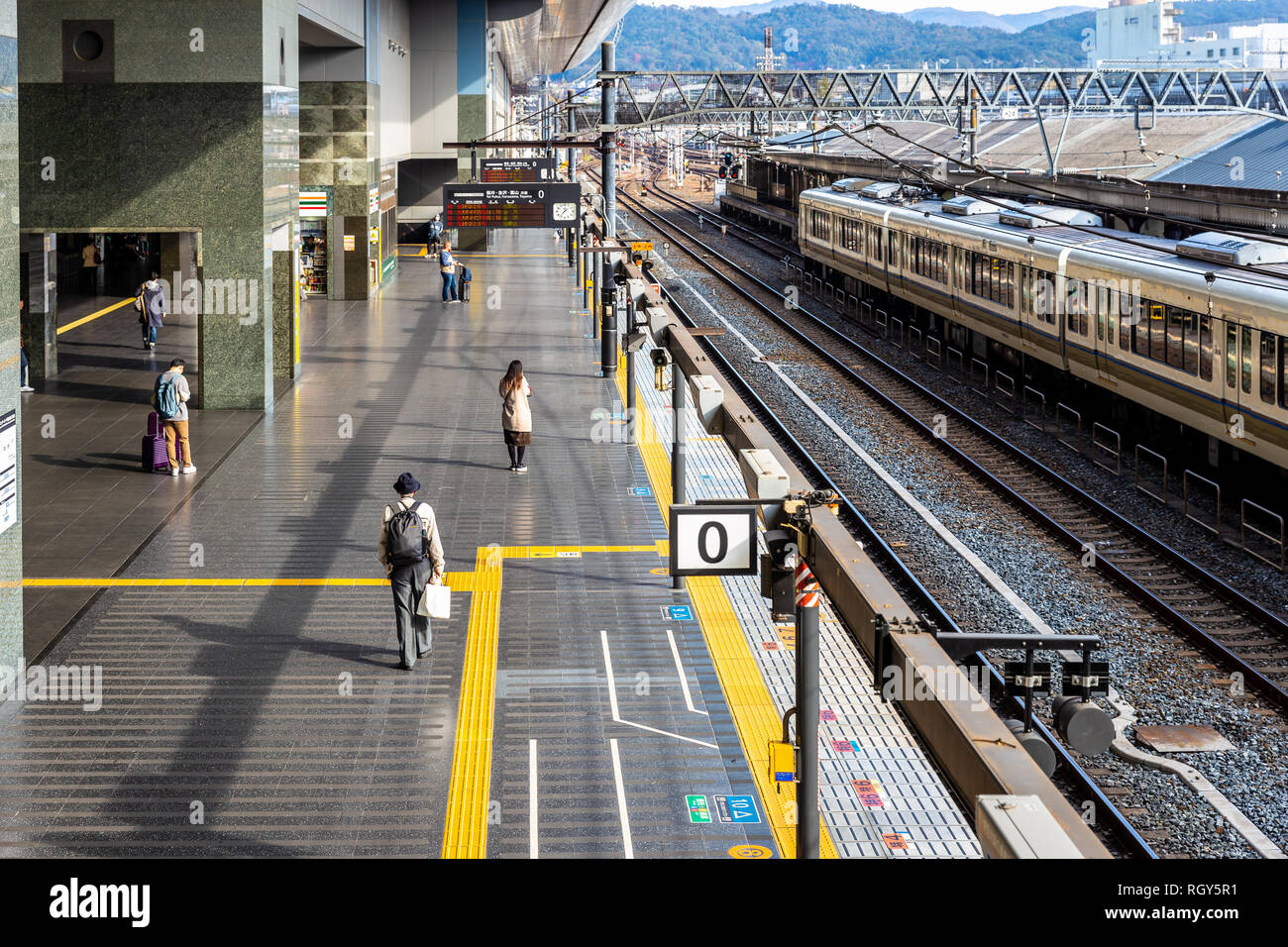 Osaka, Japon - 21 novembre 2018 : les voyageurs train en attente sur la plate-forme à la gare d'Osaka. Banque D'Images