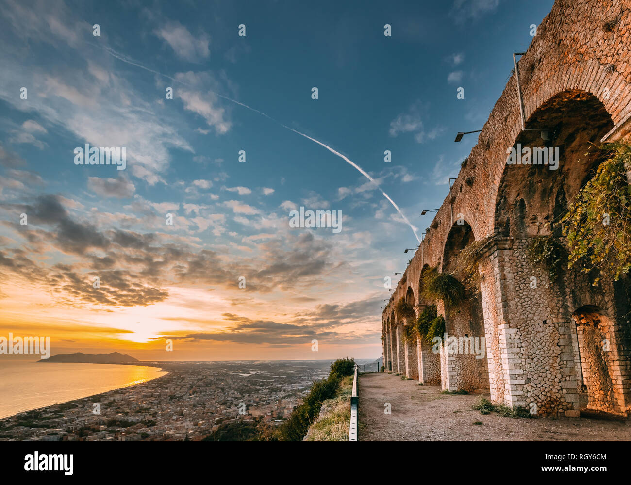 Terracina, Italie. Vestiges du Temple de Jupiter Anxur pendant le coucher du soleil. Banque D'Images
