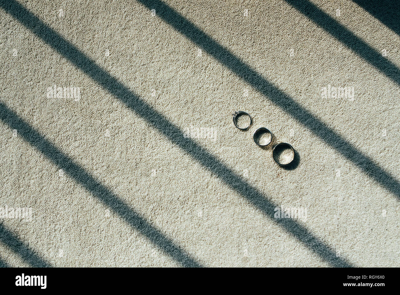 Les détails de la matinée du jour du mariage. Les anneaux de mariage sont sur la table. Banque D'Images