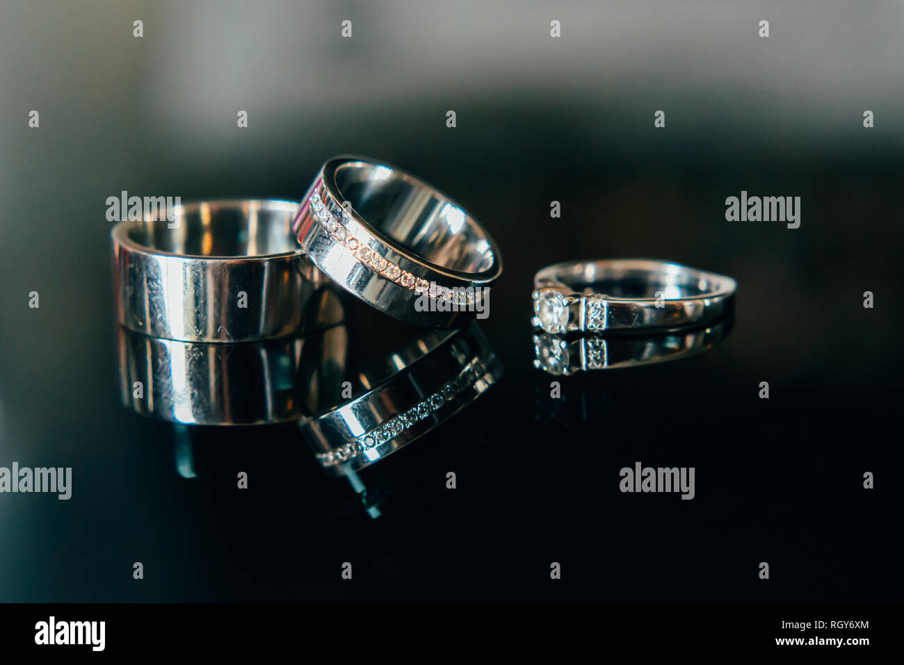 Les détails de la matinée du jour du mariage. Les anneaux de mariage sont sur la table. Banque D'Images