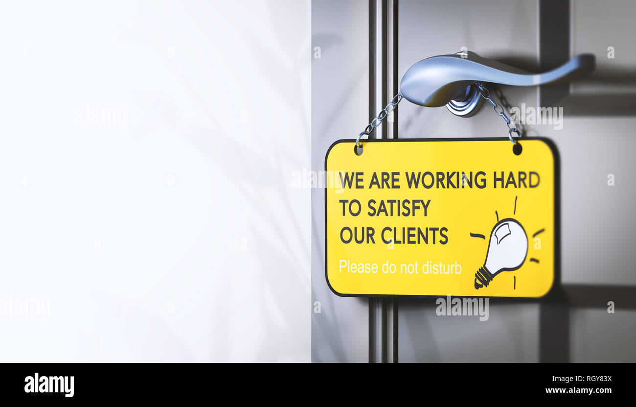 Illustration 3D d'une affichette de porte avec le texte que nous travaillons fort pour nos clients, concept de l'engagement des employés pour la satisfaction du client. Banque D'Images
