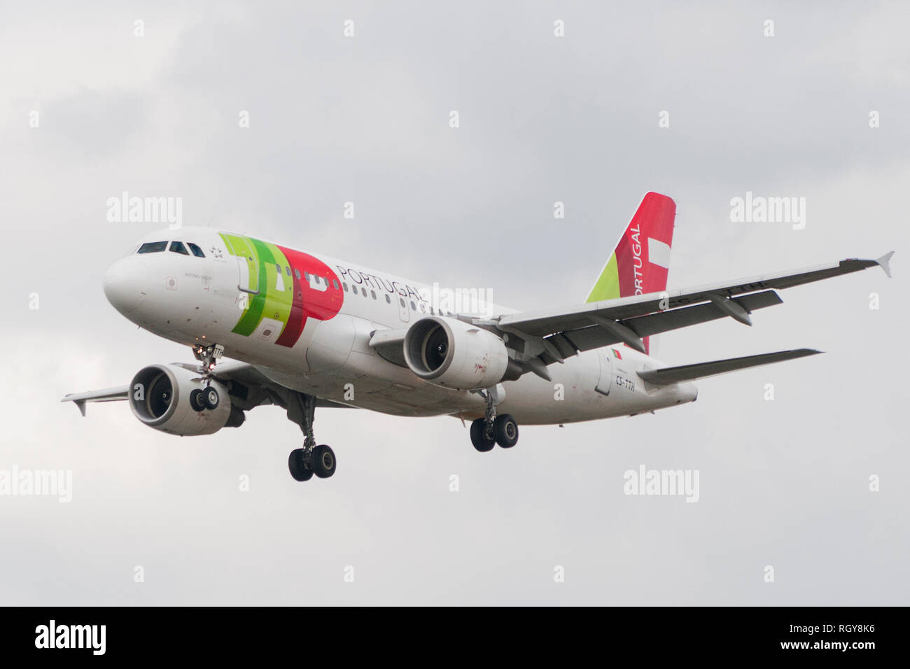 Londres, UK - 6 août 2013 - Un avion de la TAP Portugal atterrit à l'aéroport d'Heathrow à Londres Banque D'Images