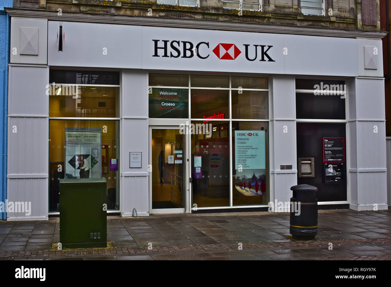 La banque britannique HSBC, branche locale dans le centre-ville, Place Dunraven, Bridgend, S.Wales UK. Distributeur automatique de l'extérieur. Banque D'Images