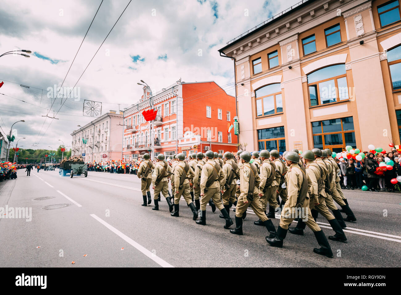 Gomel, Bélarus. Groupe de re-enactos habillé en Fédération de soldats soviétiques de la Seconde Guerre mondiale prenant part au défilé pendant la célébration du Jour de la victoire le 9 mai. Banque D'Images