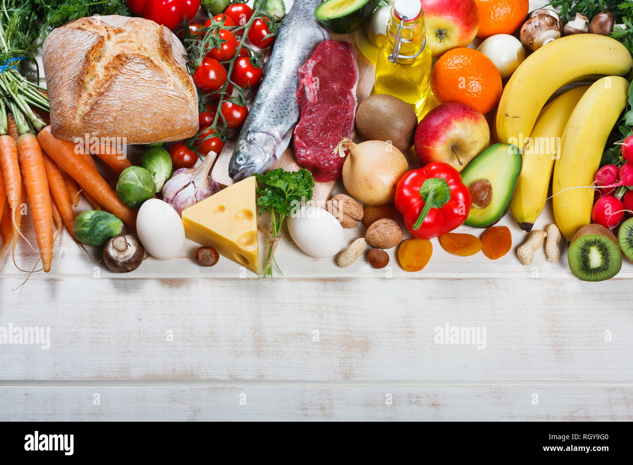 Style de vie sain et les soins de concept. L'alimentation saine, le cœur et stéthoscope Banque D'Images